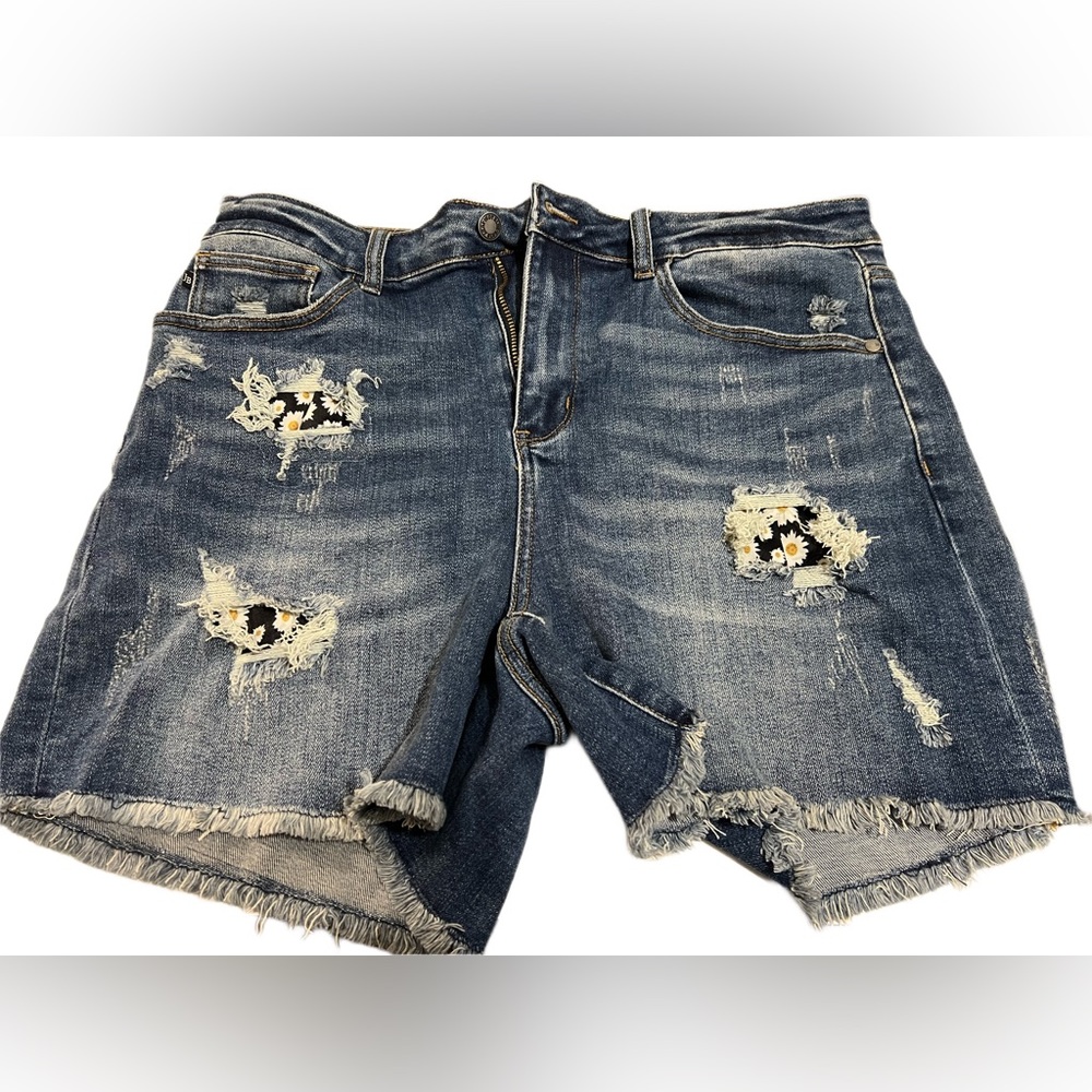 Judy Blue distressed shorts with Daisy patches. 1X